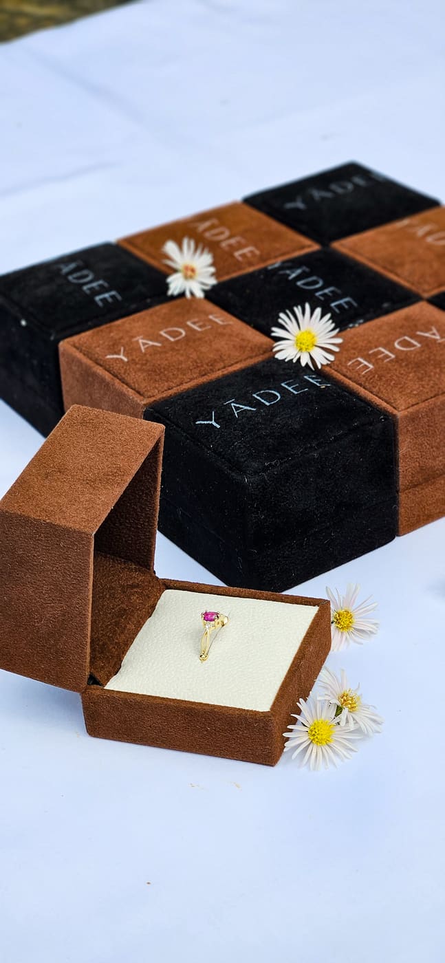 A finished Yadee piece in its box